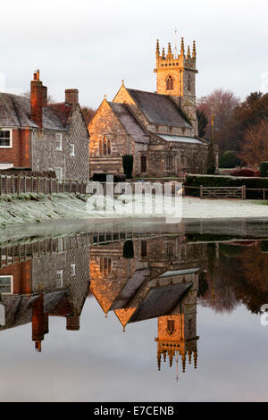 Dans l'église St Giles' Vaux, Wiltshire reflète dans l'eau d'inondation. Banque D'Images