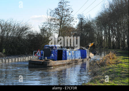 Dragage sur la Stratford upon Avon canal près de Wooton Wawem dans Warwickshire, Angleterre, RU Banque D'Images