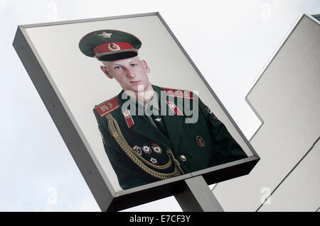 Portrait d'un soldat russe à Checkpoint Charlie à Berlin, Allemagne Banque D'Images