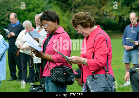 Fallowfield, Manchester, UK 13 Septembre 2014 La Légion de Marie tient sa 41e assemblée annuelle Croisade du Rosaire dans Platt Fields Park. Une soixantaine de catholiques romains, à réciter le rosaire, chanter des hymnes et d'avoir une petite procession. Fr Simon Stamp, un jeune prêtre de Accrington, a donné une courte homélie. Croisade du Rosaire Manchester, UK Banque D'Images
