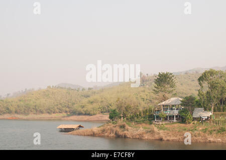 Cabane en bambou flottant dans le lac paisible à Chiang Rai, Thaïlande Banque D'Images