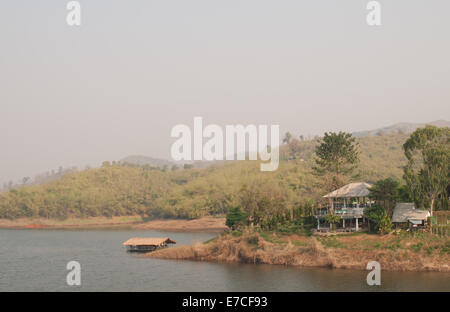 Cabane en bambou flottant dans le lac paisible à Chiang Rai, Thaïlande Banque D'Images