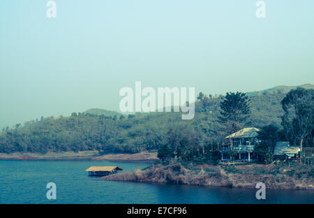 Cabane en bambou flottant dans le lac paisible à Chiang Rai, Thaïlande : image filtrée:cross traité effet vintage. Banque D'Images