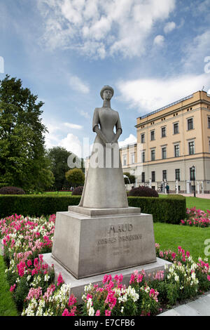 La statue de la Reine Maud dans le jardin du Palais Royal. Oslo. Banque D'Images