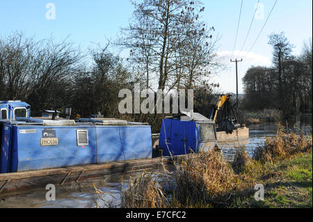 Dragage sur la Stratford upon Avon canal près de Wooton Wawem dans Warwickshire, Angleterre, RU Banque D'Images