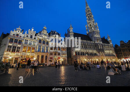 En flânant dans la Grand Place/Grote Markt de nuit à Bruxelles, Belgique Banque D'Images