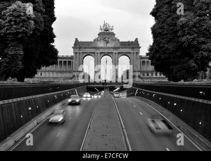 La conduite sous le Parc du Cinquantenaire dans le tunnel Belliard à Bruxelles, Belgique Banque D'Images