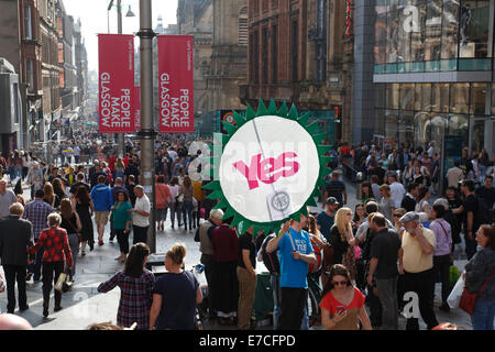 Buchanan Street, Glasgow, Écosse, Royaume-Uni, samedi 13 septembre 2014. Le dernier week-end avant d'aller aux urnes jeudi les militants du Parti Vert prennent au centre-ville pour toile des votes oui Banque D'Images