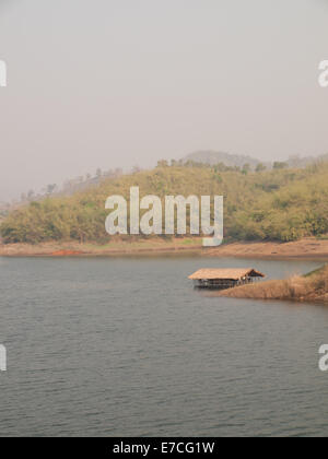 Cabane en bambou flottant à Mae Suay réservoir à Chiang Rai, Thaïlande Banque D'Images