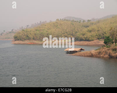 Cabane en bambou flottant à Mae Suay réservoir à Chiang Rai, Thaïlande Banque D'Images