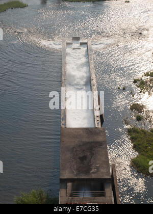 Conduit de ciment à Mae Suay aqua réservoir à Chiang Rai, Thaïlande Banque D'Images