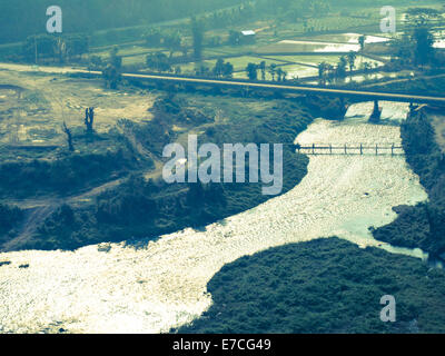 Canel et rizières à proximité du réservoir de Mae Suay, Chiang Rai, Thaïlande : image filtrée:cross traité effet vintage. Banque D'Images