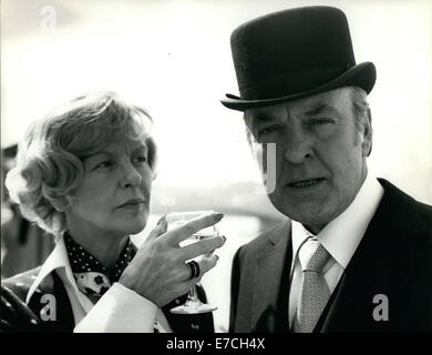 Fichier. Sep 11, 2014. Sir Donald SINDEN, acteur de théâtre, cinéma, télévision et radio, ainsi qu'un auteur est décédé à son domicile, âgés de 90 à la suite d'une longue maladie. Il a fait son nom sur la scène en tant qu'acteur shakespearien et est apparu dans plus de 70 productions cinématographiques et télévisuelles. Il avait été atteint du cancer de la prostate depuis plusieurs années, et il est mort de la maladie à son domicile de Kent. La Society of London Theatre a annoncé que le West End s'assombrira ses lumières dans la mémoire de l'acteur. Sir Donald a été nommé un CBE en 1979 et fait chevalier en 1997 pour services rendus à l'art dramatique. Bien que renow Banque D'Images