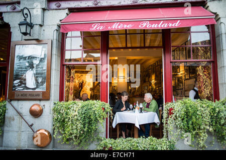 Deux touristes français personne de manger au restaurant en plein air à l'abbaye du Mont Saint Michel, France Banque D'Images