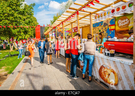 Moscou, Russie. 13 Septembre, 2014. Cosmopolitan le célèbre magazine féminin de la mode, la beauté, les relations et le mode de vie fête ses 20 ans à Moscou en présence du parc des arts Le Museon Les femmes ont été encouragées à être en rouge. Les gens s'amuser et de divertissement en plein air. Très rapide et la nourriture bonne. Crédit : Alex's Pictures/Alamy Live News Banque D'Images