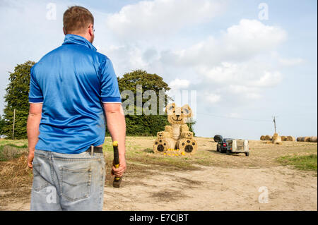 Fordstown, Kells, comté de Meath, en Irlande. 13 Septembre, 2014. 13 Septembre, 2014.Farmer Tom Dillon de Fordstown, Kells, comté de Meath qui ont eu l'idée de faire un train et l'ours de bottes de paille pour attirer l'attention sur son entreprise dans le temps de préparation de la citrouille pour l'Halloween.Photo:Barry Cronin/Alamy News Banque D'Images