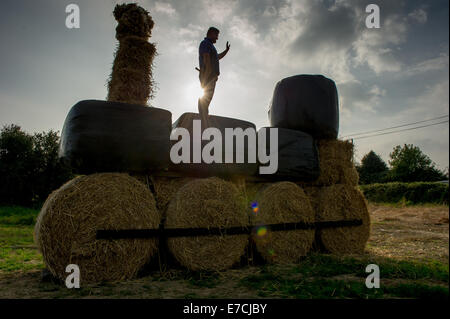 Fordstown, Kells, comté de Meath, en Irlande. 13 Septembre, 2014. 13 Septembre, 2014.Farmer Tom Dillon de Fordstown, Kells, comté de Meath qui ont eu l'idée de faire un train et l'ours de bottes de paille pour attirer l'attention sur son entreprise dans le temps de préparation de la citrouille pour l'Halloween.Tom est vue ici forme aux passants qui aiment le travail qu'il a fait.Photo:Barry Cronin/Alamy News Banque D'Images