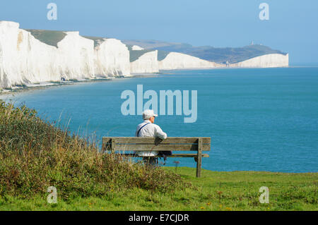 Visiteur à Seaford Head regardant vers les falaises de craie de Seven Sisters, South Downs Way, South Downs National Park, East Sussex Angleterre Royaume-Uni Banque D'Images