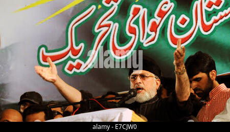 Islamabad, Pakistan. 13 Sep, 2014. Chef religieux Tahir-ul-Qadri parle à ses partisans pendant une manifestation de protestation contre le gouvernement devant le parlement à Islamabad, capitale du Pakistan, le 13 septembre, 2014. © Ahmad Kamal/Xinhua/Alamy Live News Banque D'Images