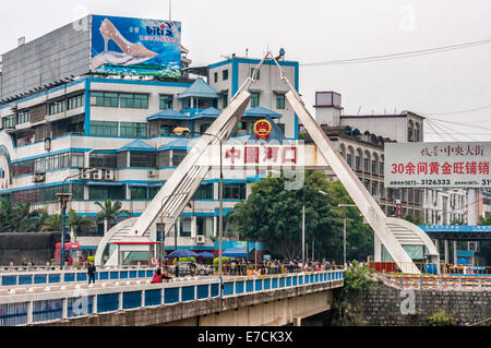 Passage de la frontière entre la ville vietnamienne de Lao Cai et ville chinoise de Hekou. Banque D'Images