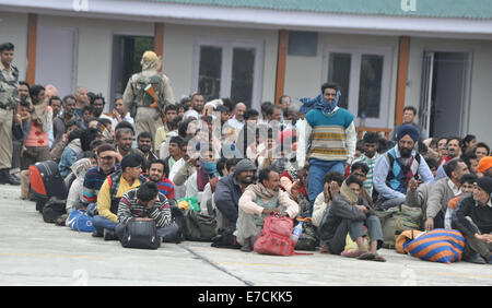 Les victimes attendent les touristes et les citoyens européens du cachemire à bord de l'Indian Air Force au cours de sauvetage hélicoptère Mi-17 et les opérations de secours après l'inondation de Srinagar, le 11 septembre 2014. Les inondations et glissements de jours de fortes pluies de mousson ont fait plus de 450 vit au Pakistan et l'Inde, avec des hôpitaux qui luttent pour faire face au désastre © Stringer/Pacific Press/Alamy Live News Banque D'Images