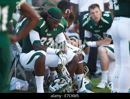 13 septembre 2014 - City, Floride, États-Unis - OCTAVIO JONES | fois .South Florida Bulls wide receiver Deonte Welch (83) est assis sur le banc au cours du quatrième trimestre chez Raymond James Stadium le samedi 13 septembre, 2014. N.C. La Floride du sud de l'État vaincu 49 à 17. (Crédit Image : © Octavio Jones/Tampa Bay Times/Zuma sur le fil) Banque D'Images