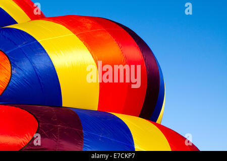 Détail d'un ballon à air chaud d'être gonflé au début de lumière du matin Banque D'Images