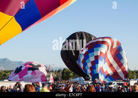 Une rafale de vent hits partiellement gonflé un ballon à air chaud Banque D'Images