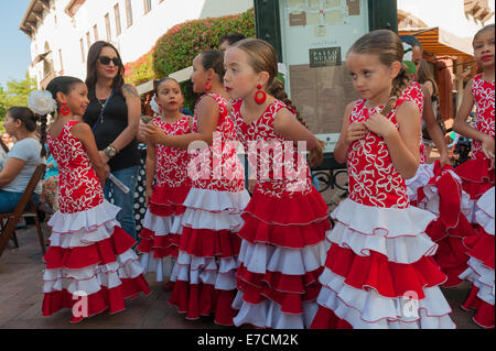 Un groupe de jeunes filles attendant leur tour pour danser devant un auditoire au Santa Barbara's centre commercial Paseo Nuevo lors de Fiesta Banque D'Images
