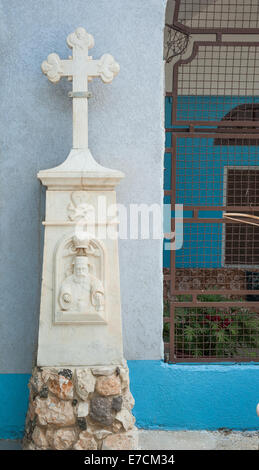 Une croix à socle en marbre le Métropolite grec orthodoxe église dans la vieille ville de Nazareth, Israël Banque D'Images