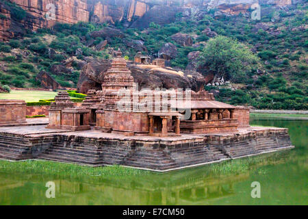 Bhuthanatha temple construit à Agasthya Teertha Lac à Badami, Karnataka, Inde, Asie Banque D'Images