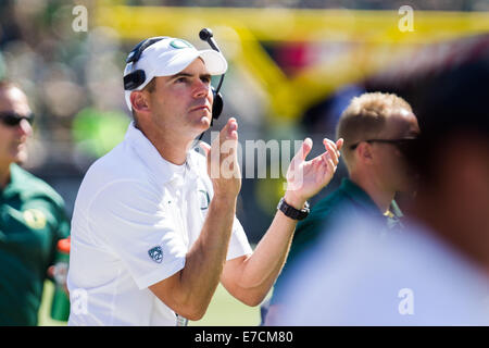 L'entraîneur-chef de l'Oregon MARK HELFRICH se penche sur le tableau de bord. L'Université de l'Oregon joue au Wyoming à Autzen Stadium le 13 septembre 2014. 13 Sep, 2014. © David Blair/ZUMA/Alamy Fil Live News Banque D'Images
