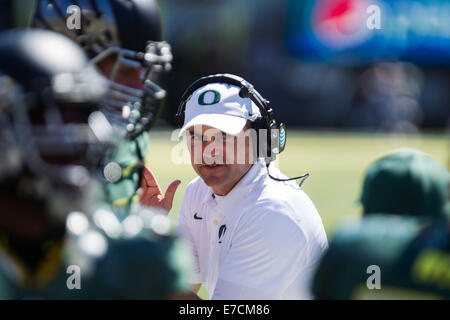 L'entraîneur-chef de l'Oregon MARK HELFRICH entraîneurs pendant un temps d'arrêt. L'Université de l'Oregon joue au Wyoming à Autzen Stadium le 13 septembre 2014. 13 Sep, 2014. © David Blair/ZUMA/Alamy Fil Live News Banque D'Images