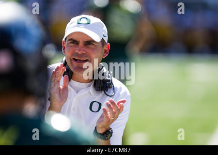 L'entraîneur-chef de l'Oregon MARK HELFRICH parle à son équipe pendant un temps d'arrêt. L'Université de l'Oregon joue au Wyoming à Autzen Stadium le 13 septembre 2014. 13 Sep, 2014. © David Blair/ZUMA/Alamy Fil Live News Banque D'Images