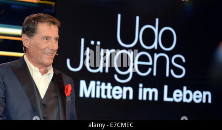 Freiburg, Allemagne. Du 1er septembre 2014. () - La chanteuse allemande Udo Juergens se tient sur scène lors de l'événement jubilaire télévisé intitulé 'Udo Juergens ? Mitten im Leben' (Udo Juergens ? Au milieu de la vie) sur chaîne de télévision publique allemande ZDF à Freiburg, Allemagne, 1 septembre 2014. Juergens célèbre son 80e anniversaire le 30 septembre 2014. Photo : Patrick Seeger/dpa/Alamy Live News Banque D'Images