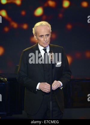 Freiburg, Allemagne. Du 1er septembre 2014. () - Chanteur ténor espagnol José Carreras applaude comme ils sur scène lors de l'événement jubilaire télévisé intitulé 'Udo Juergens ? Mitten im Leben' (Udo Juergens ? Au milieu de la vie) sur chaîne de télévision publique allemande ZDF à Freiburg, Allemagne, 1 septembre 2014. La chanteuse allemande Udo Juergens célèbre son 80e anniversaire le 30 septembre 2014. Photo : Patrick Seeger/dpa/Alamy Live News Banque D'Images