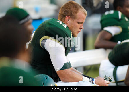 13 septembre 2014 - City, Floride, États-Unis - OCTAVIO JONES | fois .South Florida Bulls Auggie linebacker Sanchez (43) est assis sur le banc au cours du quatrième trimestre chez Raymond James Stadium le samedi 13 septembre, 2014. N.C. La Floride du sud de l'État vaincu 49 à 17. (Crédit Image : © Octavio Jones/Tampa Bay Times/Zuma sur le fil) Banque D'Images