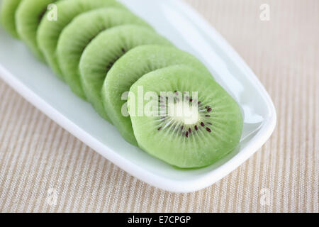 Tranches de kiwi sur une assiette. Banque D'Images