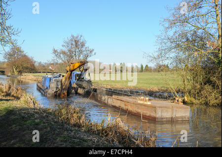 Dragage sur la Stratford upon Avon canal près de Wooton Wawem dans Warwickshire, Angleterre, RU Banque D'Images