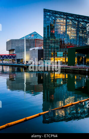 L'Aquarium National, au crépuscule, à l'arrière-port de Baltimore, Maryland. Banque D'Images