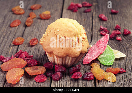 Muffin aux noix et fruits secs sur table en bois vintage Banque D'Images