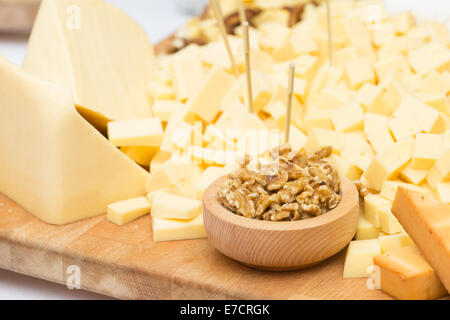 Assiette de fromage avec des fruits secs et du miel Banque D'Images