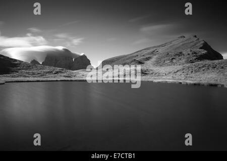 Monte Pelmo et Monte Mondeval avec le lac Baste. Les Dolomites. Paysage de montagne noir blanc. Alpes italiennes. Europe. Banque D'Images