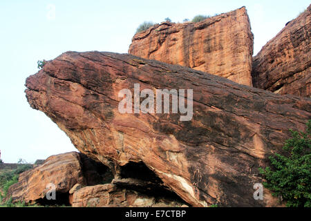 Rock géant penché au-dessus de petites roches horizontales à Badami, Karnataka, Inde, Asie Banque D'Images