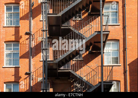 Échapper à l'incendie sur un bâtiment en brique à Londres, Angleterre Banque D'Images