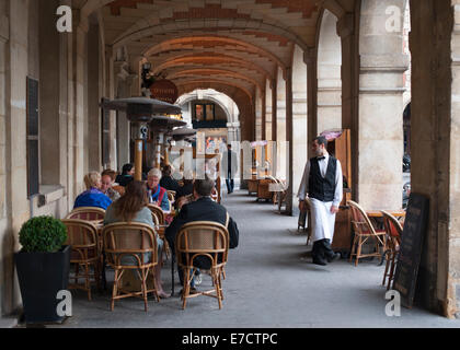 Café Parisien et bistrot servant des diners sur la Place des Vosges Banque D'Images