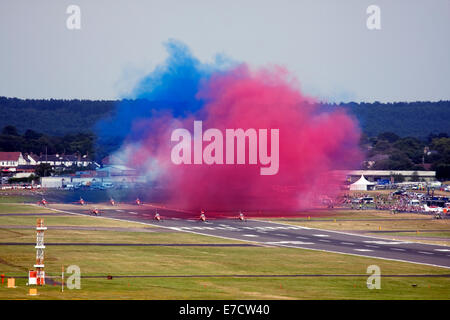 Des flèches rouges Royal Air Force Aerobatic Team se préparer pour l'affichage au cours de Farnborough International Airshow 2014 Banque D'Images