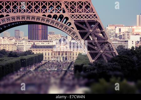 La foule sous la Tour Eiffel, du Champ de Mars, Paris, France Banque D'Images