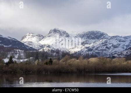 Langdale Pikes vu de sentier le long de la rivière Brathay près de Skelwith Bridge, dans le Lake District, England, UK. Banque D'Images