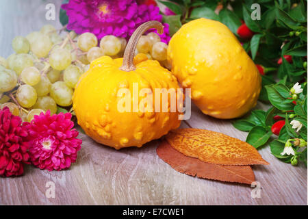 Fleurs et légumes close up sur la table Banque D'Images